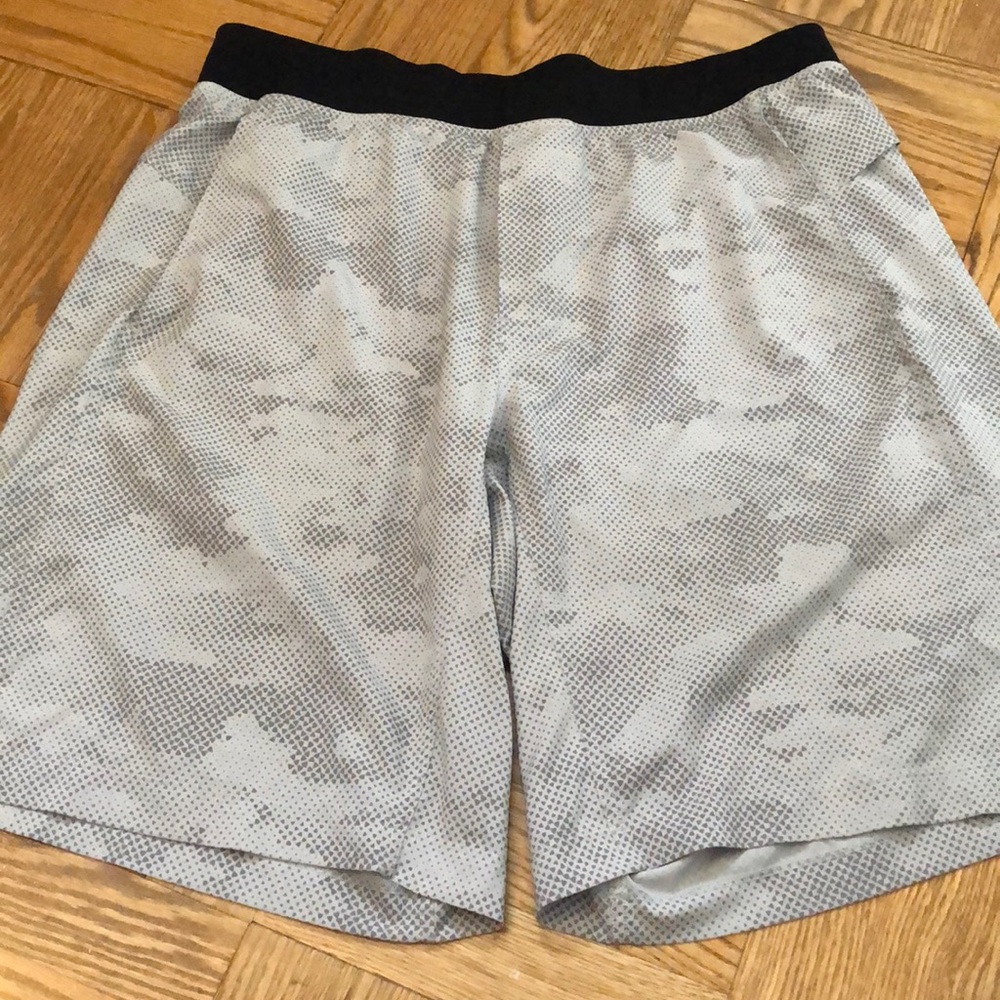 Lululemon light gray camo short size XL